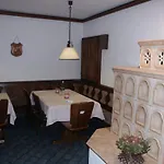 Im Burghof 2*